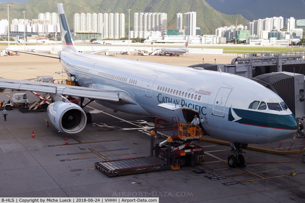 B-HLS, 2001 Airbus A330-343 C/N 423, At Hong Kong