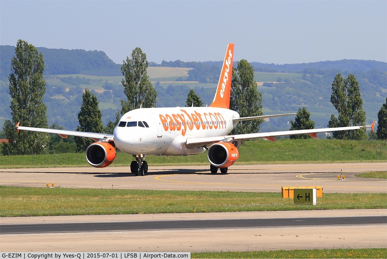 G-EZIM, 2005 Airbus A319-111 C/N 2495, Airbus A319-111, Taxiing to holding point rwy 15, Bâle-Mulhouse-Fribourg airport (LFSB-BSL)