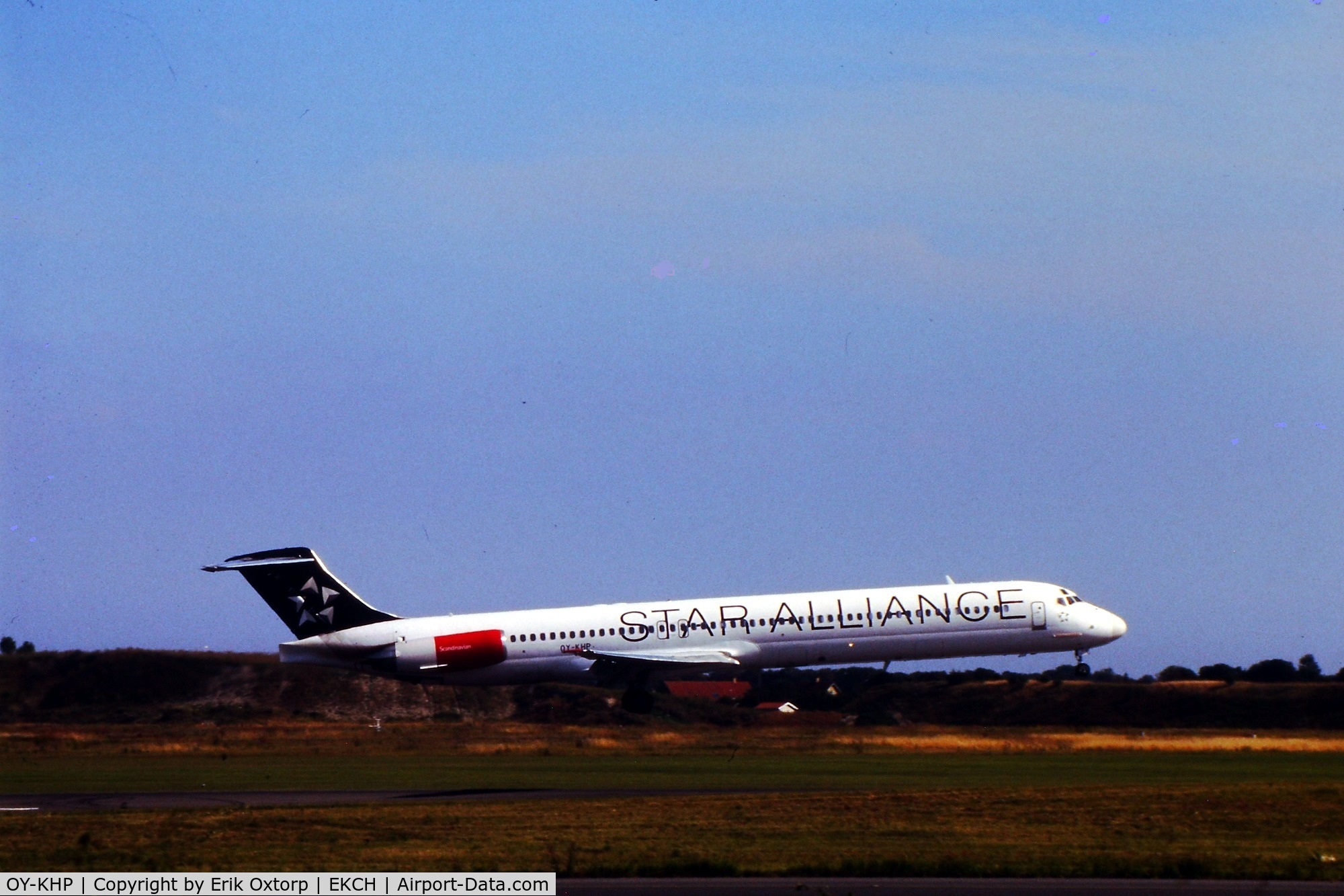 OY-KHP, 1991 McDonnell Douglas MD-81 (DC-9-81) C/N 53007, OY-KHP landing rw 04R