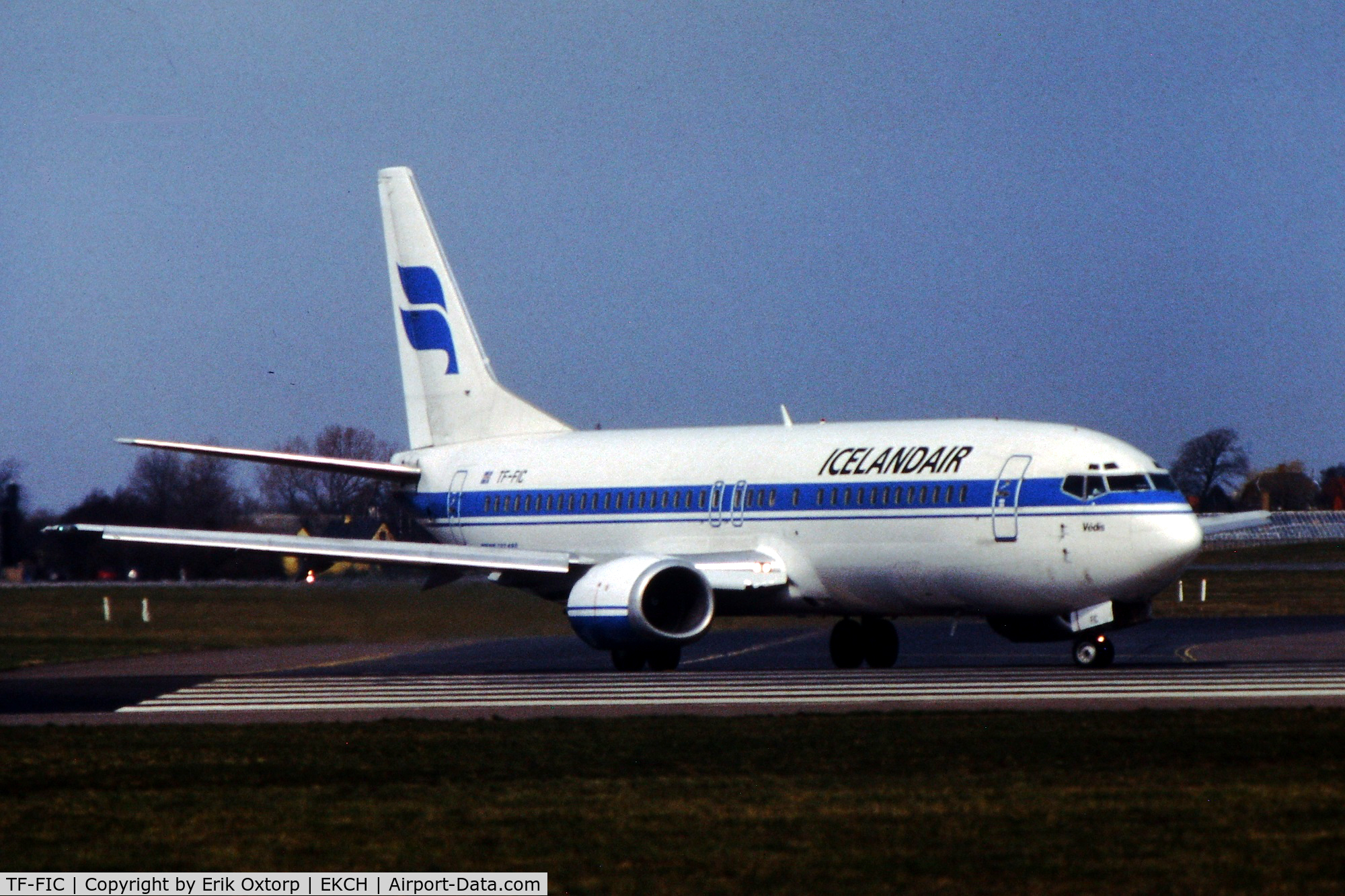 TF-FIC, 1990 Boeing 737-408 C/N 24804, TF-FIC about to takeoff rw 04R