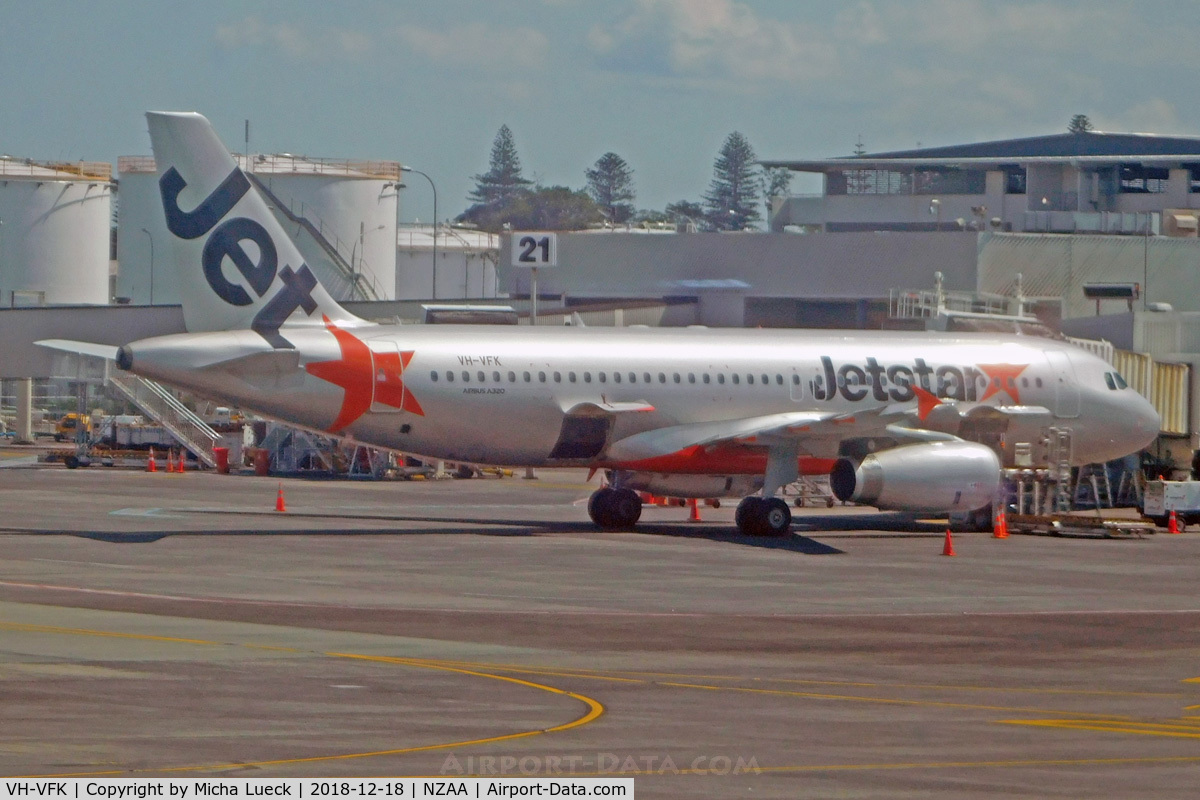 VH-VFK, 2012 Airbus A320-232 C/N 5334, At Auckland