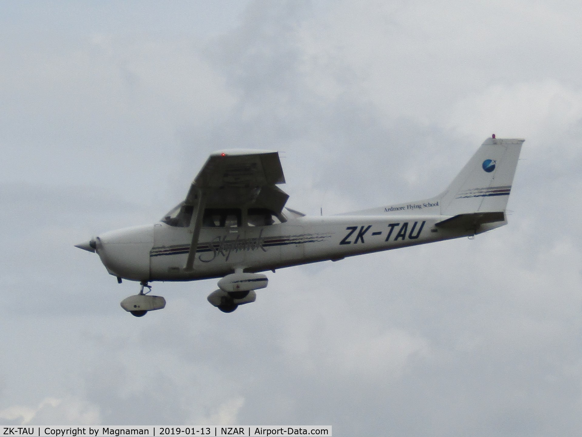 ZK-TAU, Cessna 172R C/N 17280637, in circuit