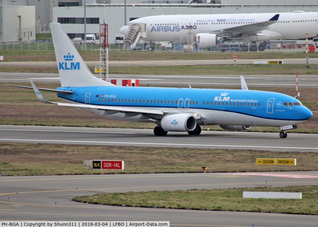 PH-BGA, 2008 Boeing 737-8K2 C/N 37593, Taking off from rwy 32R in new c/s