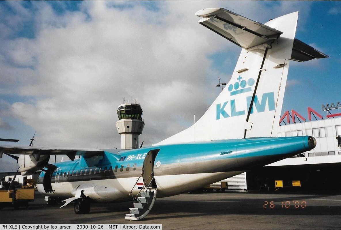 PH-XLE, 1988 ATR 42-320 C/N 090, MST MAASTRICH 26.10.2000
