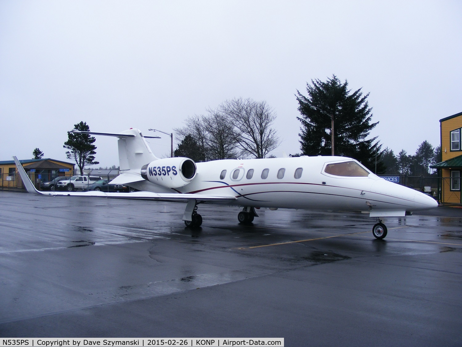 N535PS, 1999 Learjet 31A C/N 087, sitting on the ramp at Newport, Oregon