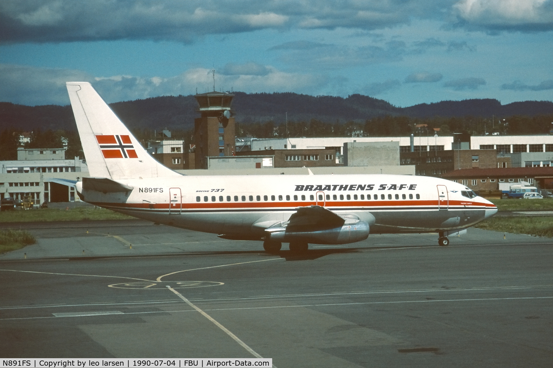 N891FS, 1986 Boeing 737-205 C/N 23468, Oslo Fornebu 4.7.1990