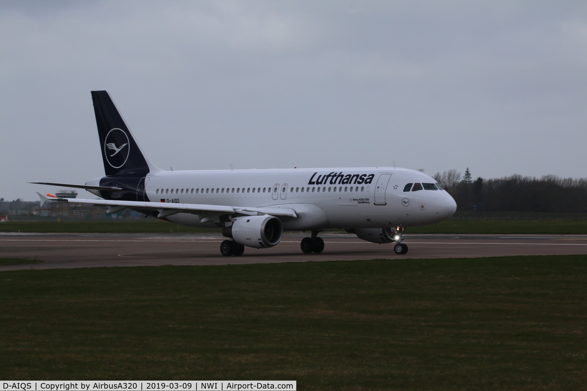 D-AIQS, 1993 Airbus A320-211 C/N 401, Departing Norwich after a repaint into the new Lufthansa livery