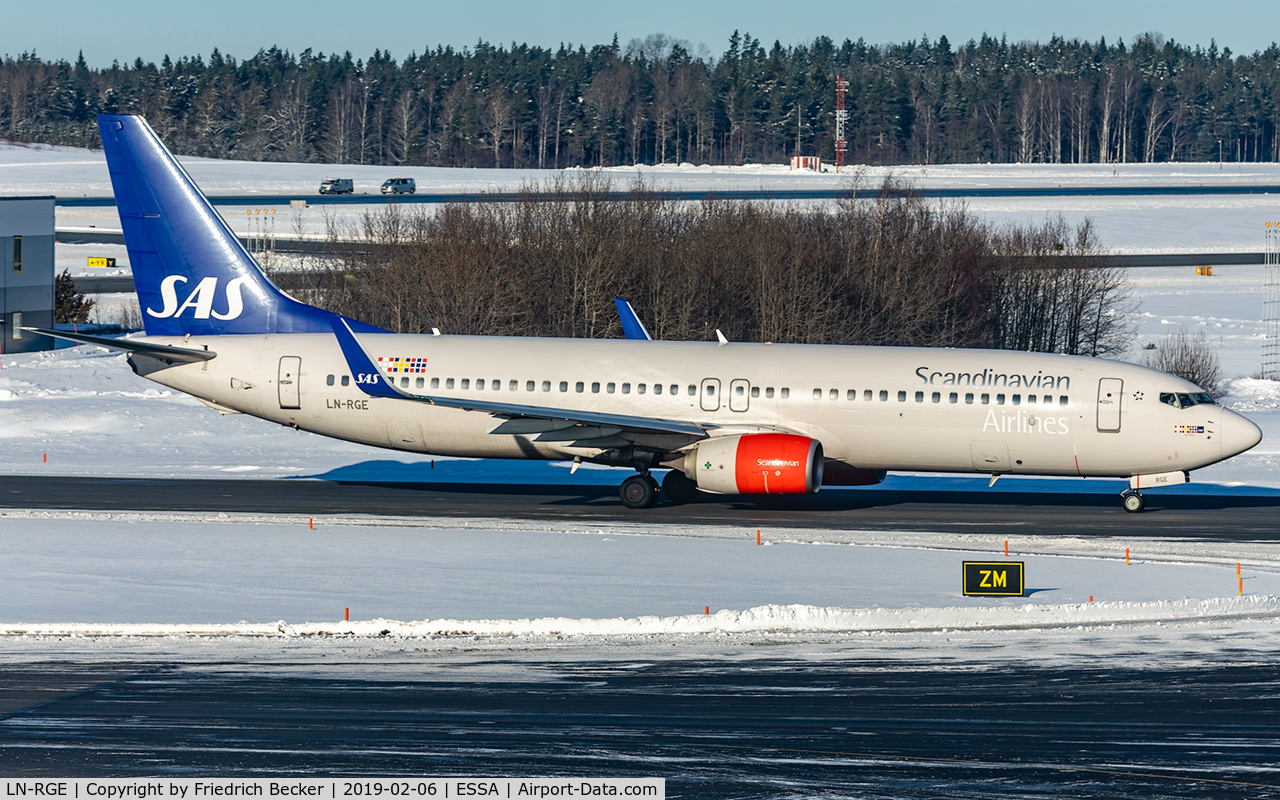 LN-RGE, 2013 Boeing 737-883 C/N 38037, taxying to the active RW26
