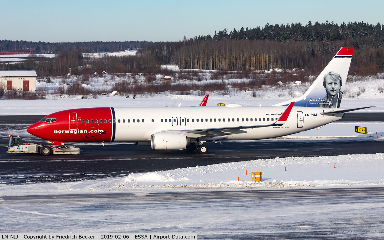 LN-NIJ, 2018 Boeing 737-8JP C/N 42094, towed to the gate