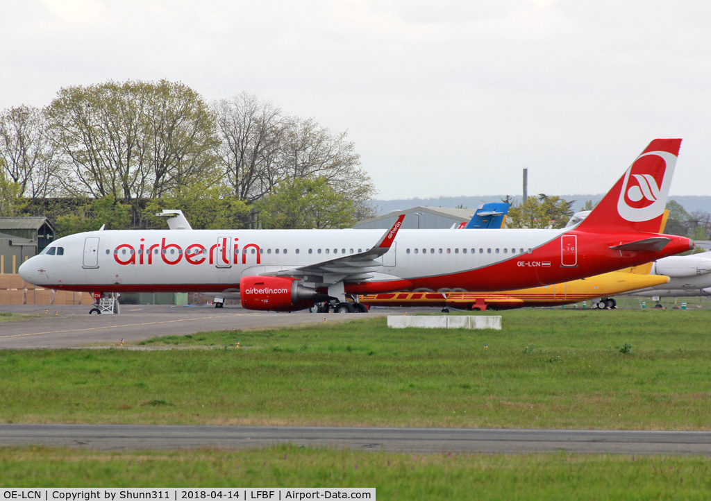 OE-LCN, 2015 Airbus A321-211 C/N 6454, Parked...