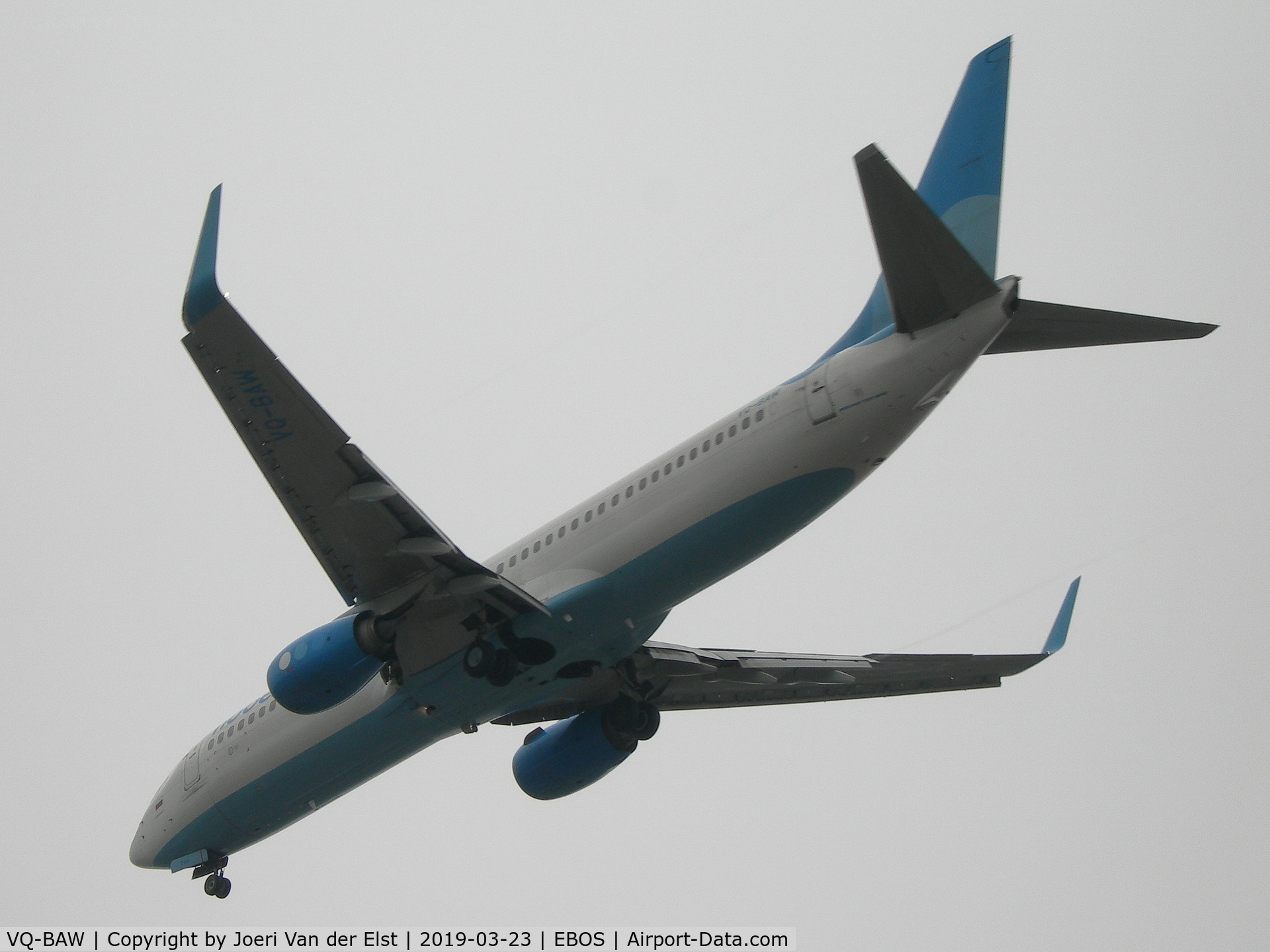VQ-BAW, 2015 Boeing 737-8LJ C/N 43666, Moments before touchdown rwy26