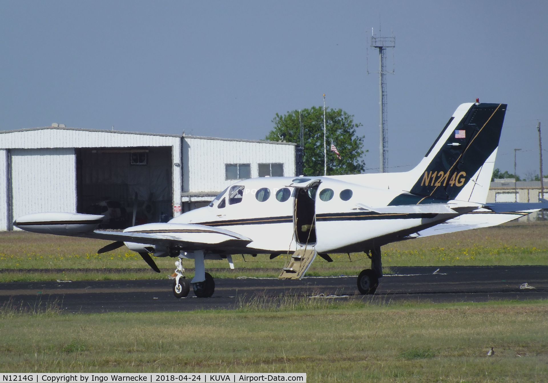 N1214G, 1975 Cessna 414 Chancellor Chancellor C/N 414-0652, Cessna 414 Chancellor at Garner Field airport, Uvalde TX