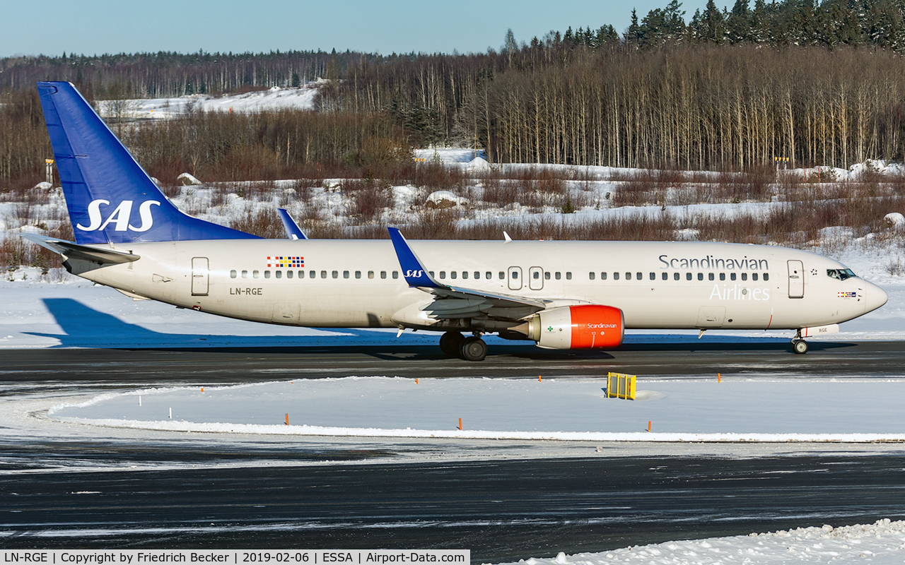 LN-RGE, 2013 Boeing 737-883 C/N 38037, taxying to the active