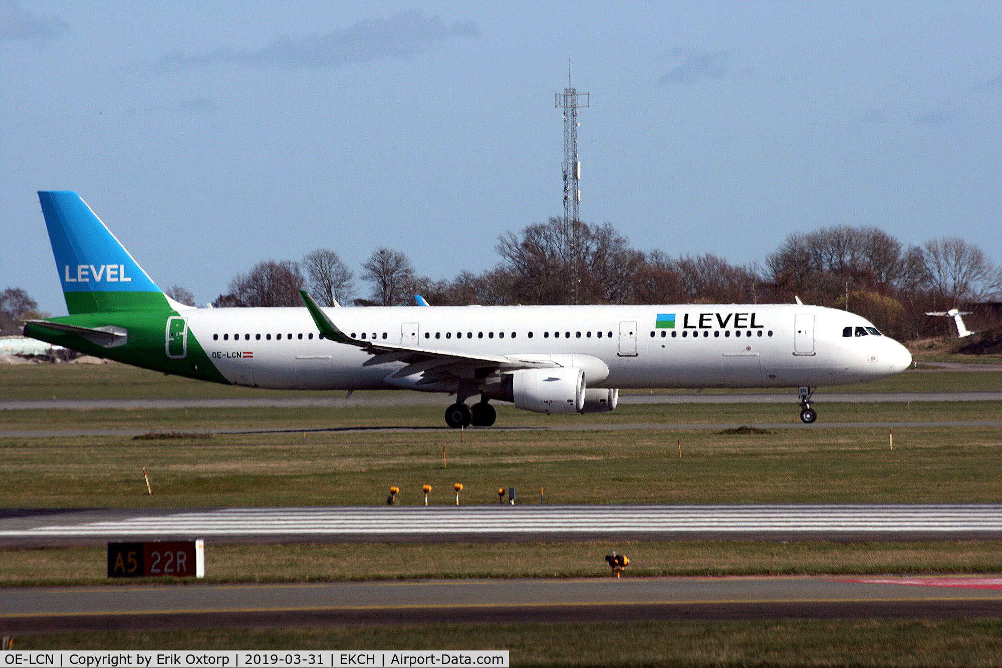 OE-LCN, 2015 Airbus A321-211 C/N 6454, OE-LCN taxi for takeoff