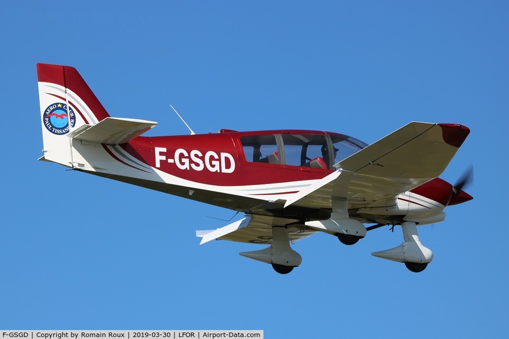 F-GSGD, Robin DR-400-160 Chevalier C/N 2504, Landing