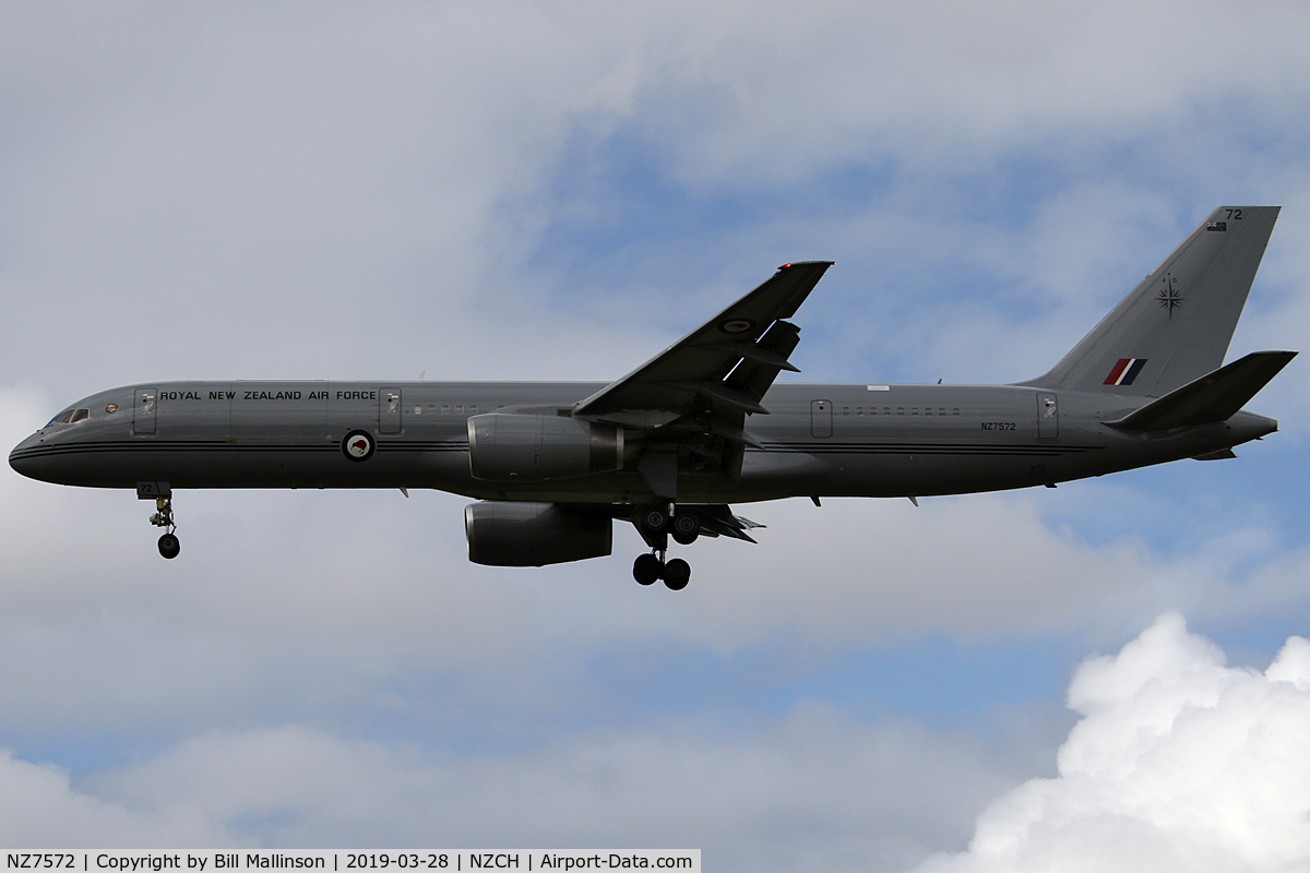 NZ7572, 1993 Boeing 757-2K2 C/N 26634, finals to 02