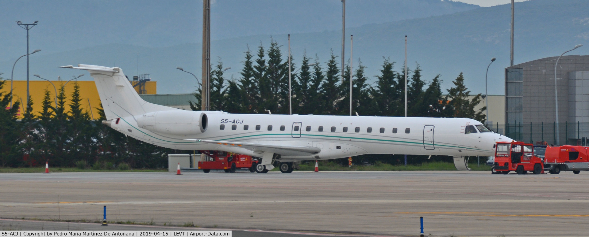 S5-ACJ, 1999 Embraer EMB-145LU (ERJ-145LU) C/N 145135, Foronda - Vitoria-Gasteiz - Euskadi - España
