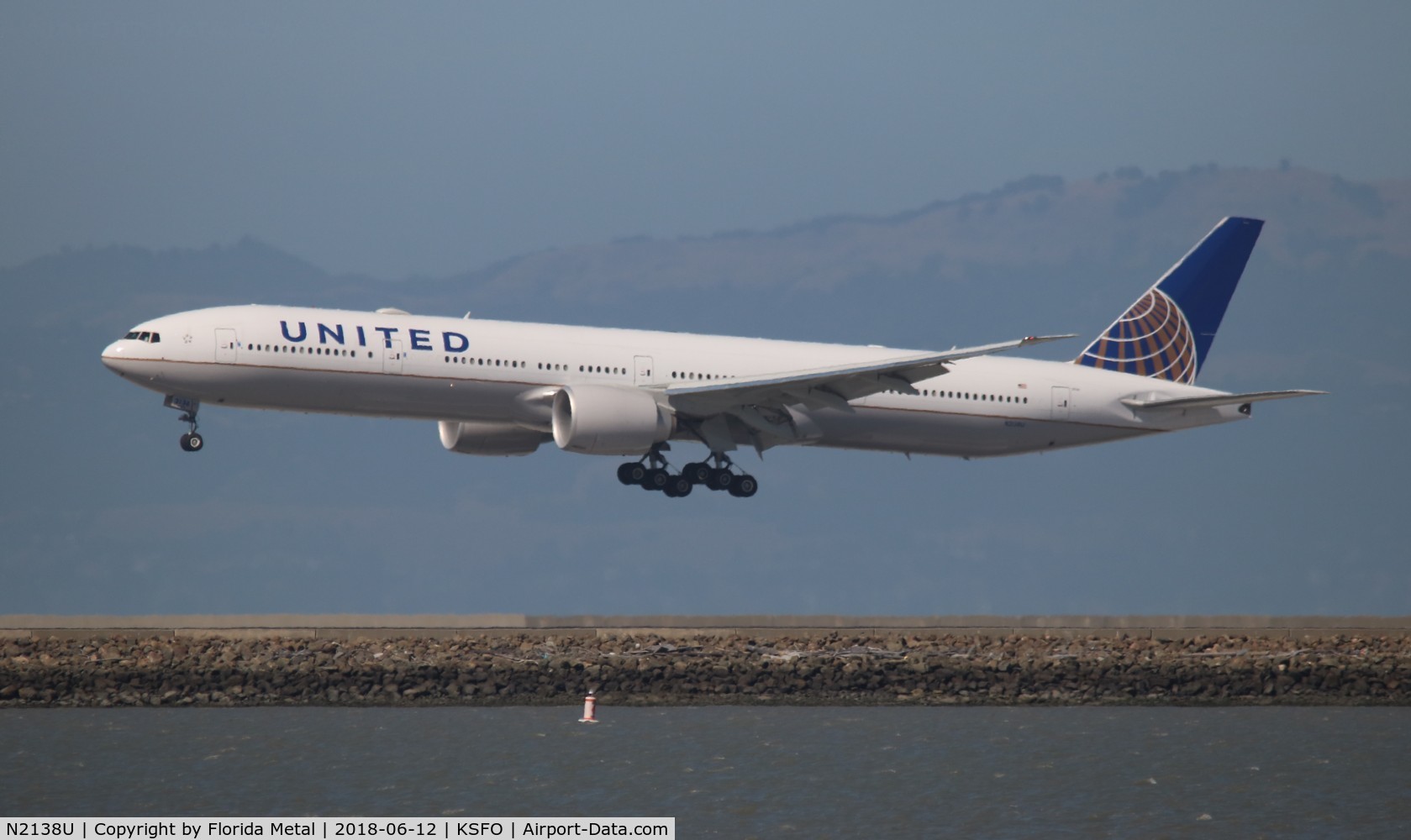 N2138U, 2017 Boeing 777-300/ER C/N 62649, United