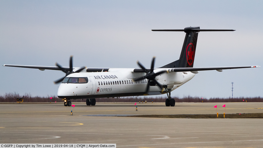 C-GGFP, 2012 Bombardier DHC-8-402 Dash 8 C/N 4437, Pulling into the terminal