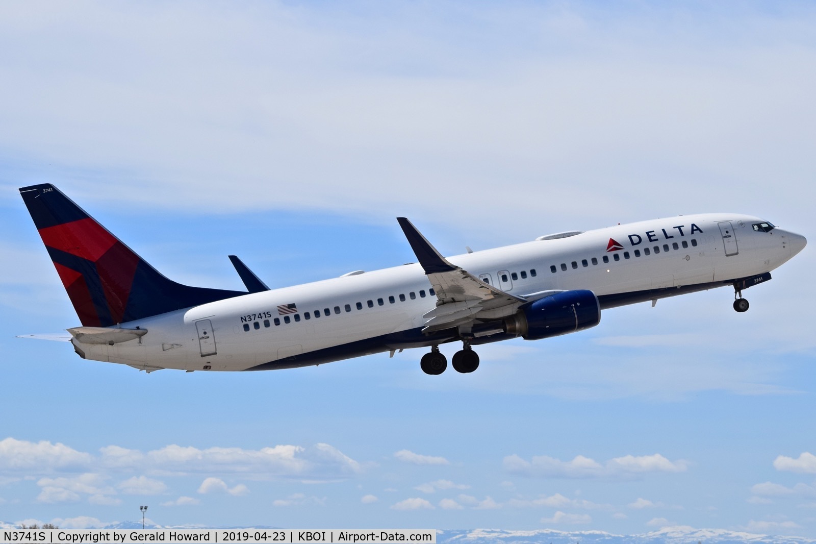 N3741S, 2001 Boeing 737-832 C/N 30487, Climb out from RWY 28R.