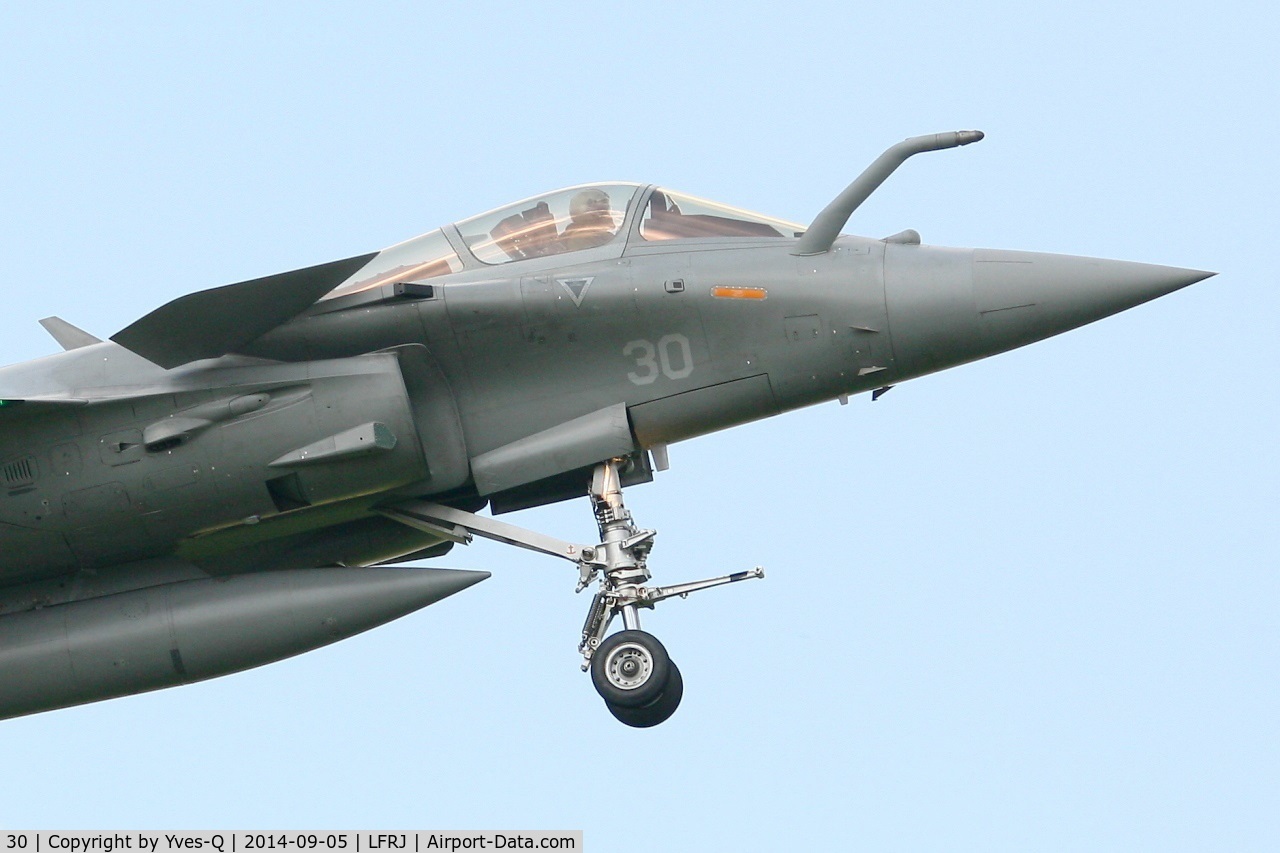 30, Dassault Rafale M C/N 30, Dassault Rafale M, Short approach rwy 08, Landivisiau naval air base (LFRJ)