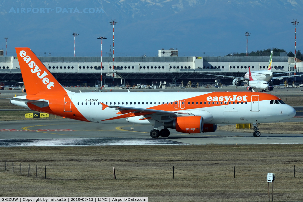 G-EZUW, 2012 Airbus A320-214 C/N 5116, Taxiing