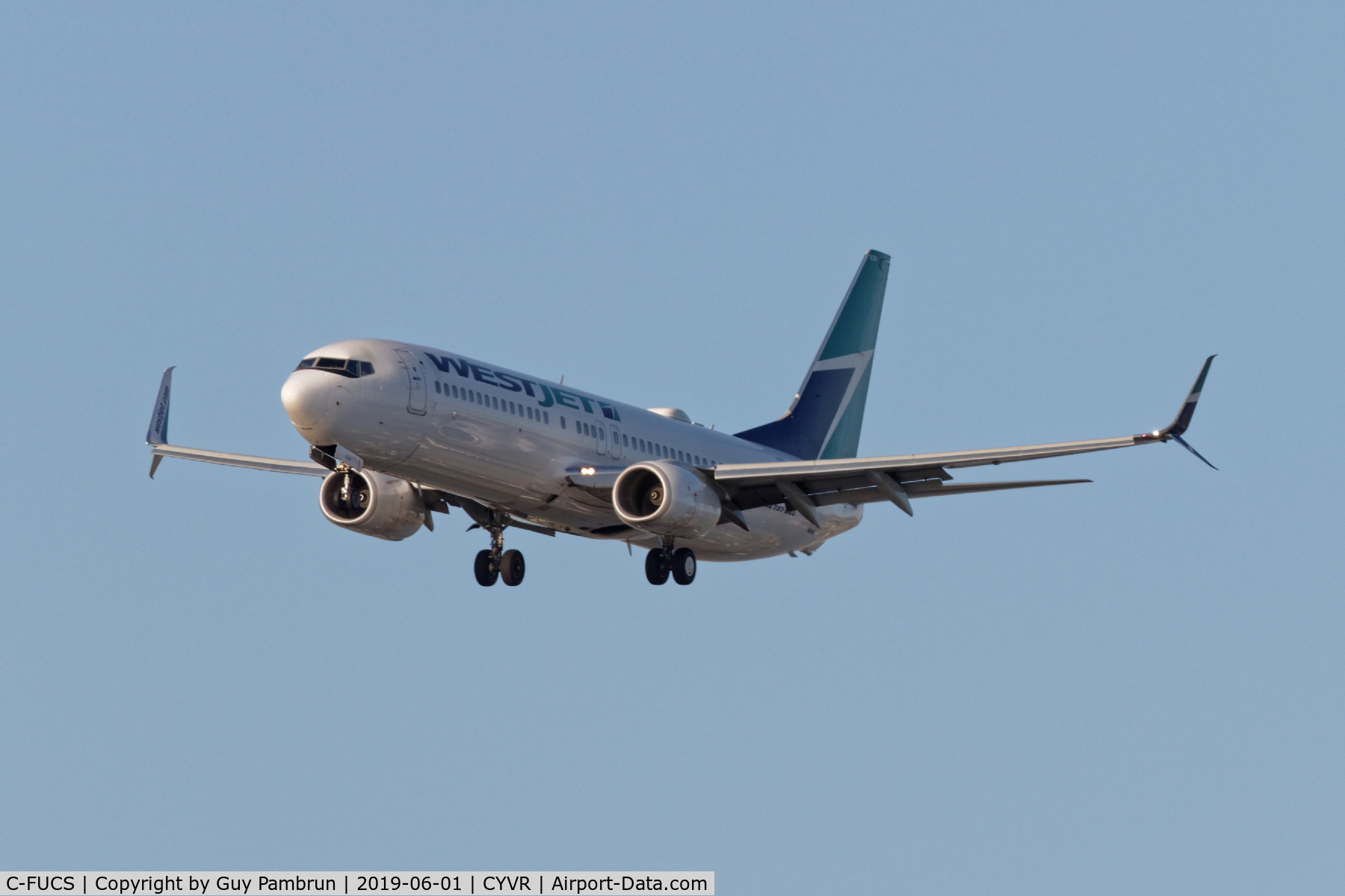 C-FUCS, 2014 Boeing 737-8CT C/N 60129, Landing