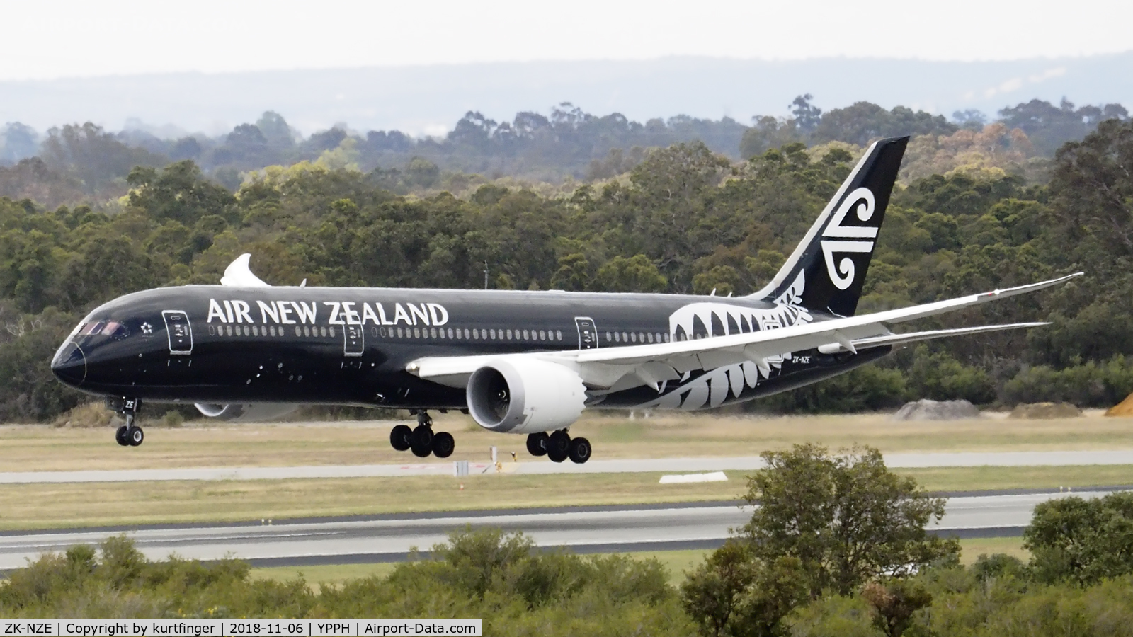 ZK-NZE, 2014 Boeing 787-9 Dreamliner C/N 34334, Boeing 787-9. Air New Zealand ZK-NZE, final runway 24 YPPH 6/11/18.