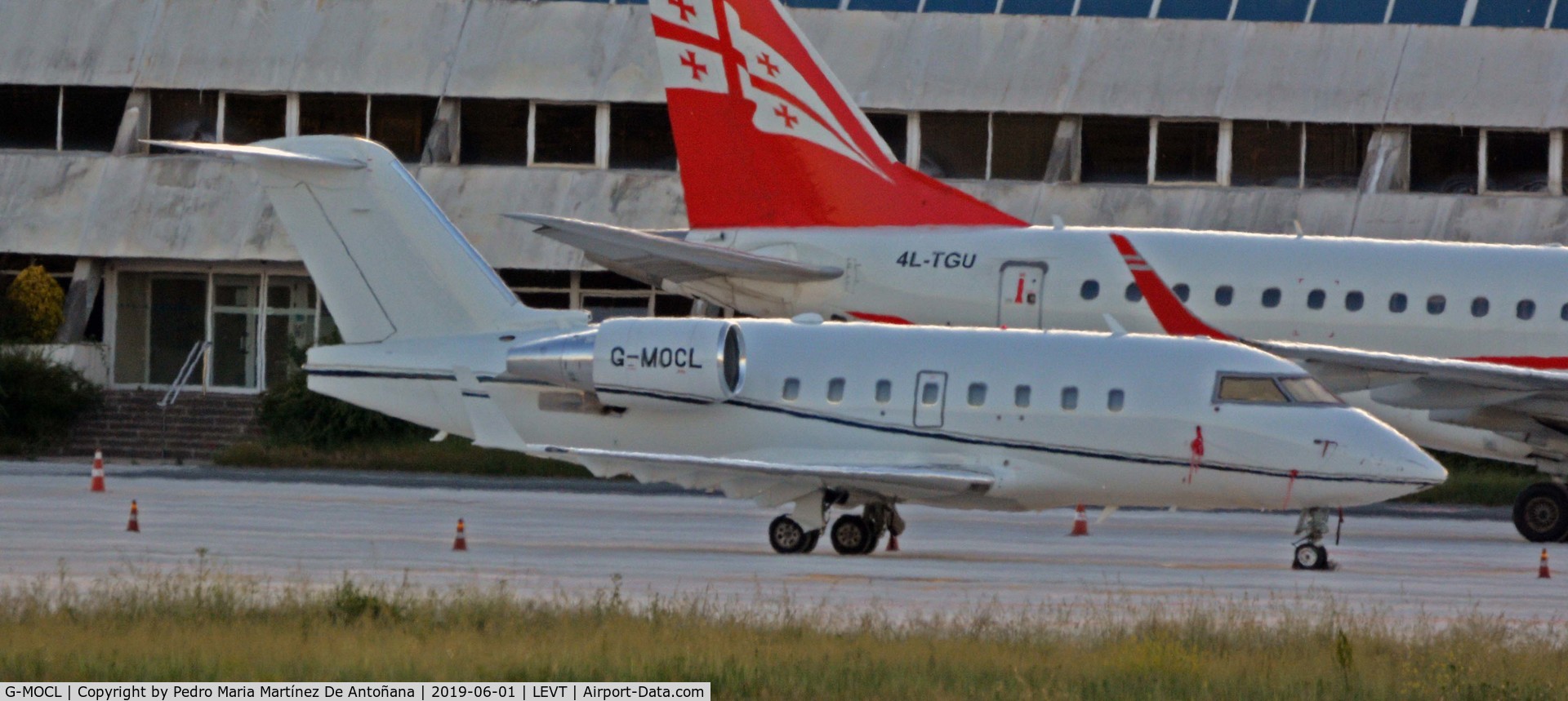 G-MOCL, 2005 Bombardier Challenger 604 (CL-600-2B16) C/N 5620, Aeropuerto de Foronda - Vitoria-Gasteiz - Euskadi - España