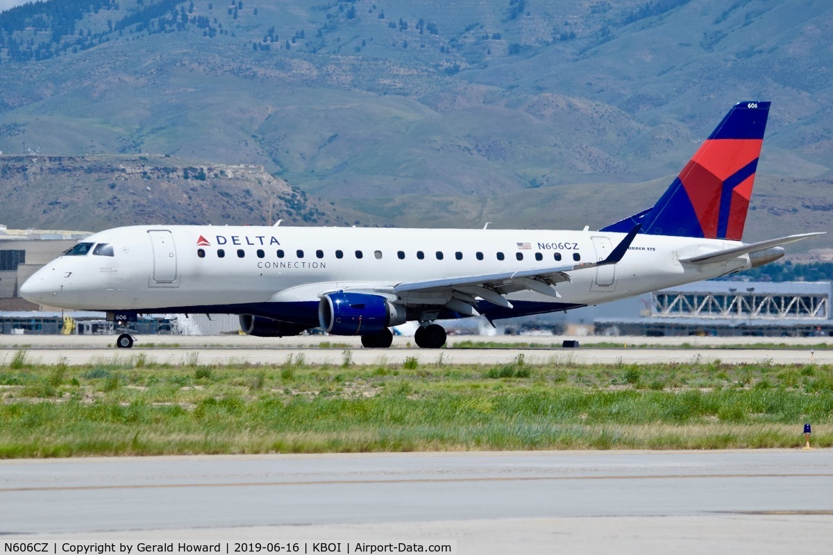 N606CZ, 2007 Embraer 175LR (ERJ-170-200LR) C/N 17000188, Landing roll out on RWY 28L.