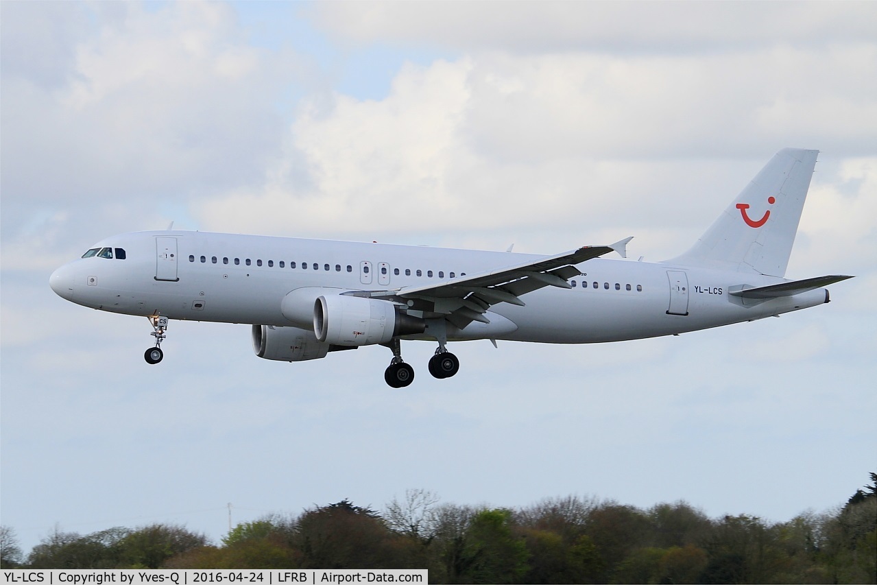 YL-LCS, 1995 Airbus A320-214 C/N 566, Airbus A320-214, On final rwy 25L, Brest-Bretagne airport (LFRB-BES)