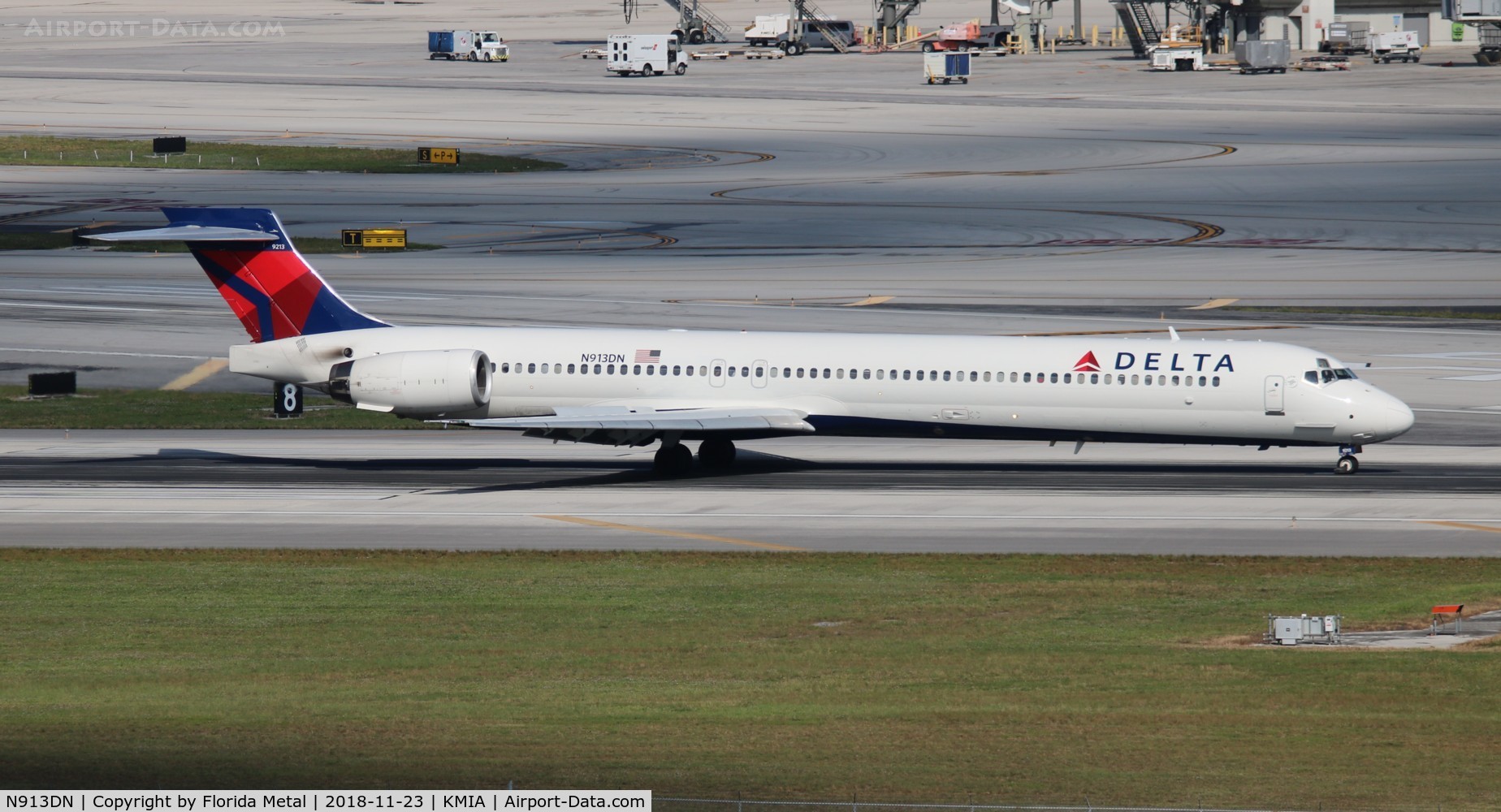 N913DN, 1996 McDonnell Douglas MD-90-30 C/N 53393, MIA spotting
