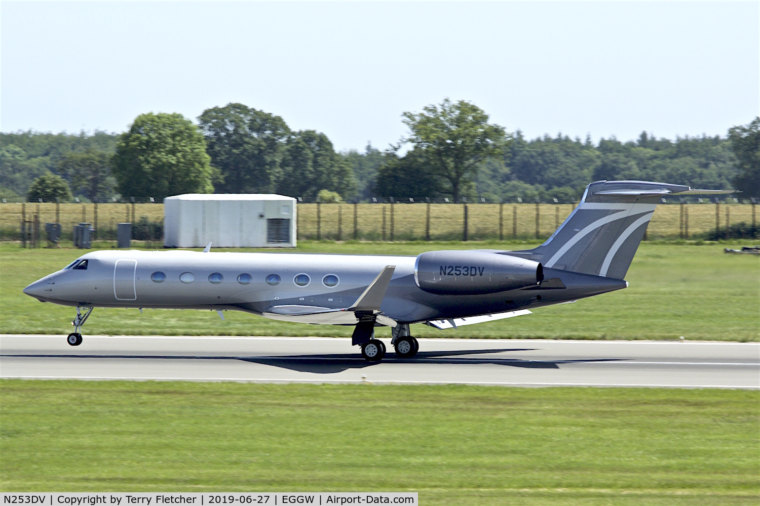N253DV, Gulfstream Aerospace GV-SP (G550) C/N 5257, at Luton