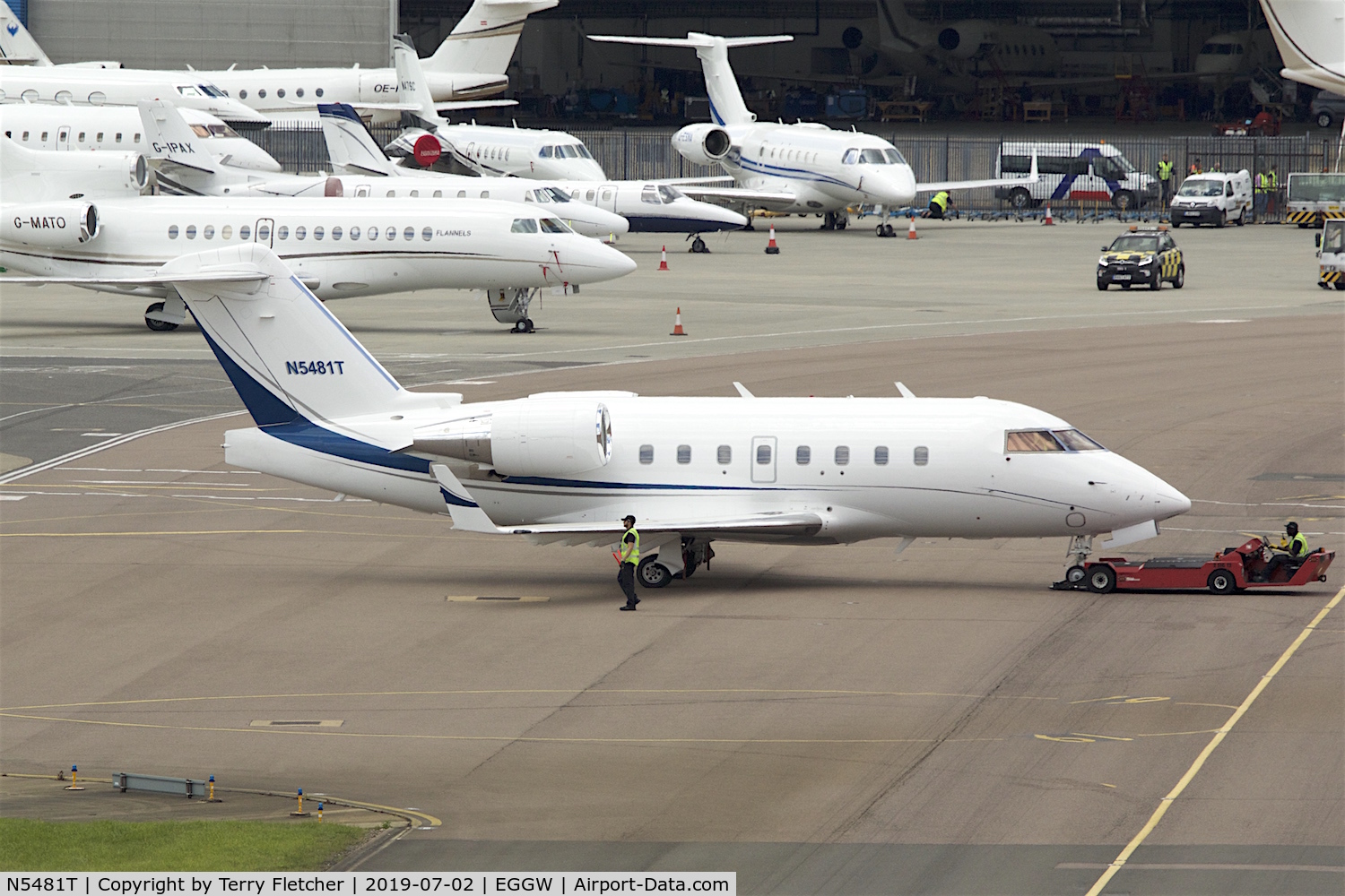 N5481T, 2001 Bombardier Challenger 604 (CL-600-2B16) C/N 5481, at Luton
