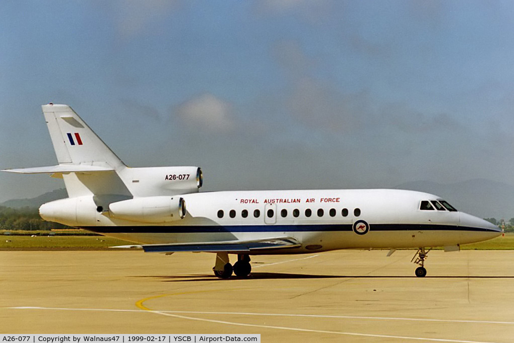 A26-077, 1989 Dassault Falcon 900B C/N 077, Stbd side view of RAAF 34 Squadron Falcon 900 A26-077 Cn 077 on the apron at RAAF Base Fairbairn YSCB on 17Feb1999. Photo taken while waiting to fly to Avalon YMAV in RAAF B707 A20-261 for the 1999 Avalon International Airshow.
