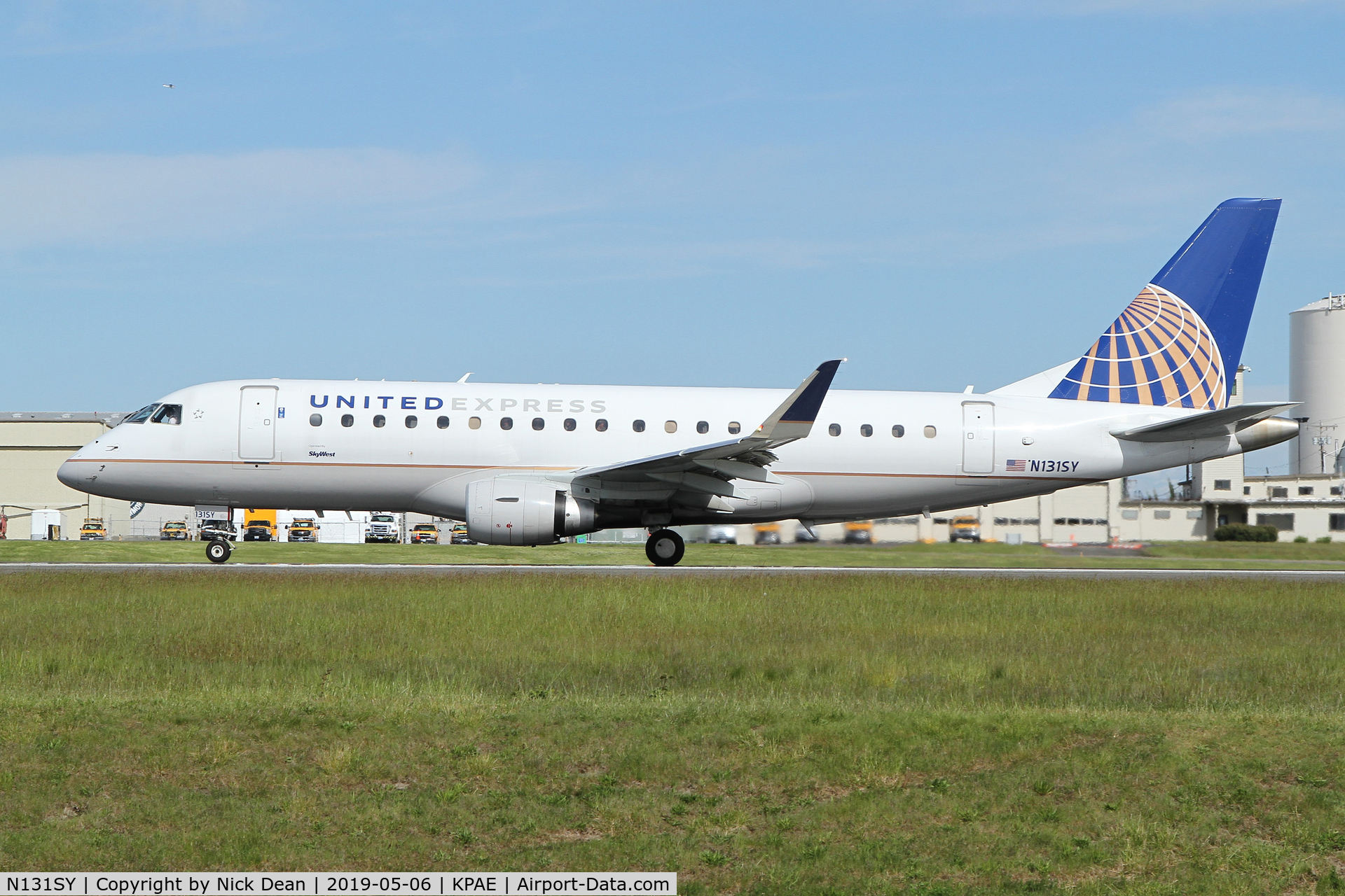 N131SY, 2015 Embraer 175LR (ERJ-170-200LR) C/N 17000450, PAE/KPAE