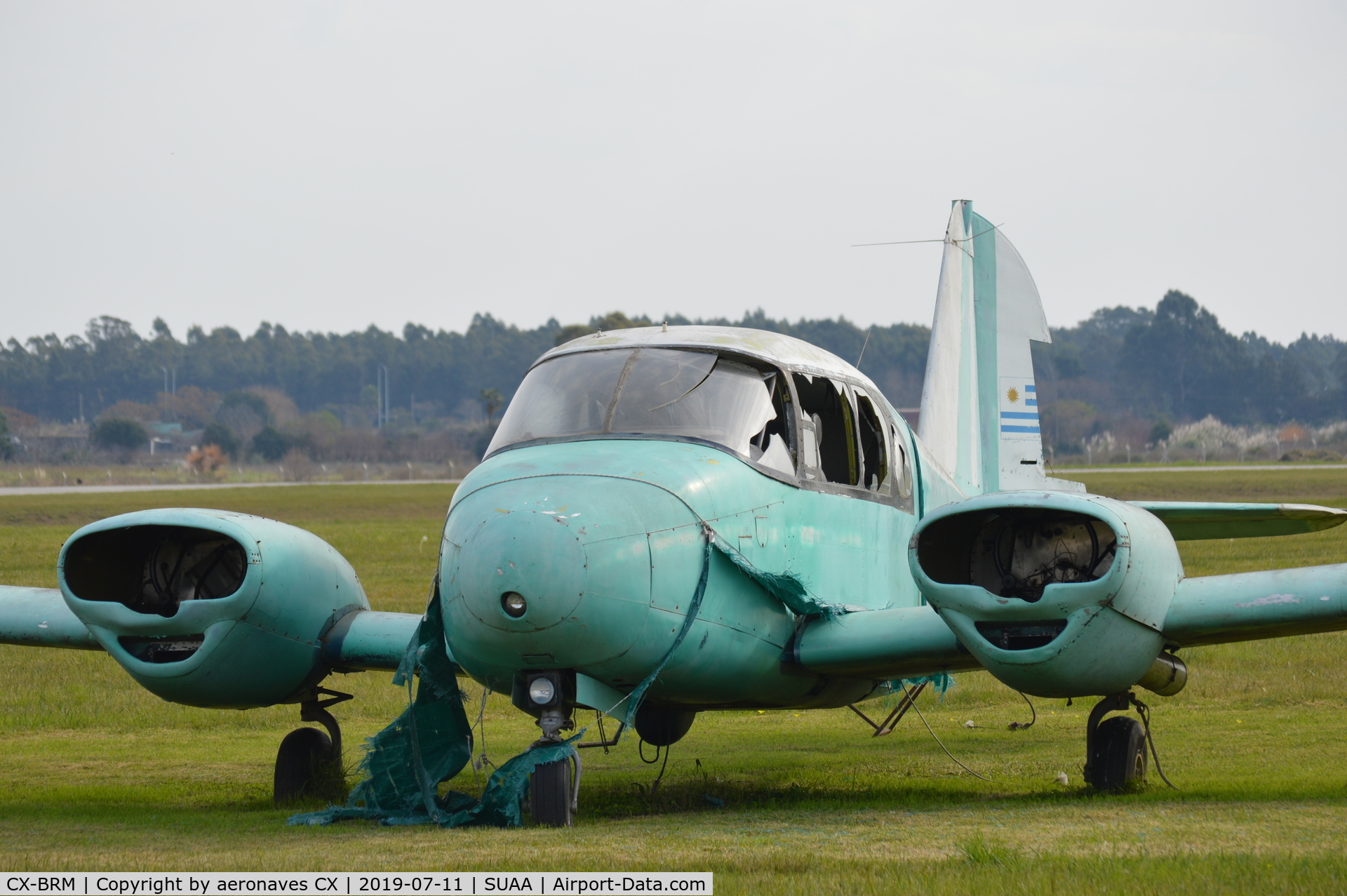 CX-BRM, 1957 Piper PA-23-150 Apache C/N 23-889, fuselaje en SUAA (Aeropuerto Int. Ángel S. Adami) luego de un accidente en el año 2002 en SUMU (Aeropuerto Int. Cesáreo Berisso)