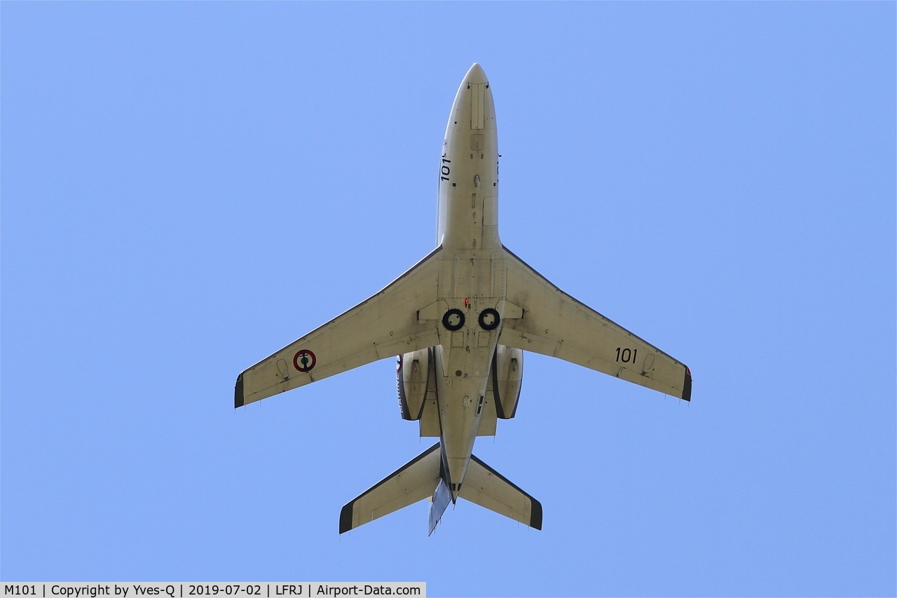 M101, 1977 Dassault Falcon 10MER C/N 101, Dassault Falcon 10 MER, Take off rwy 08, Landivisiau naval air base (LFRJ)