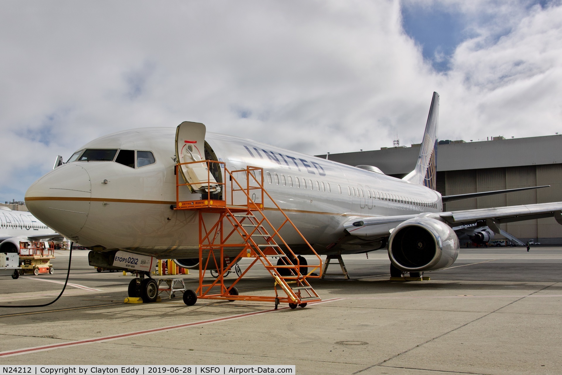 N24212, 1998 Boeing 737-824 C/N 28772, SFO 2019.