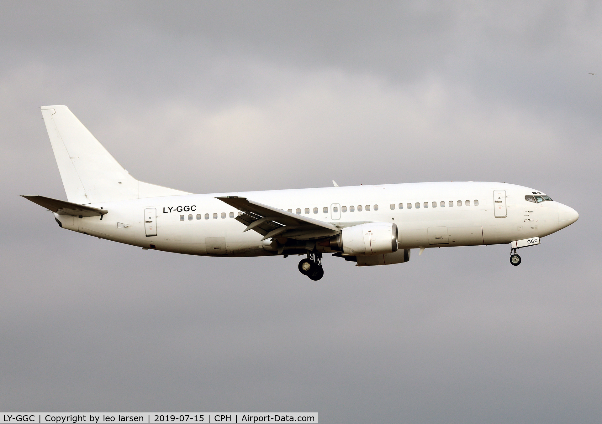 LY-GGC, 1990 Boeing 737-3Q8 C/N 24492, Copenhagen 15.7.2019 final to R-22L