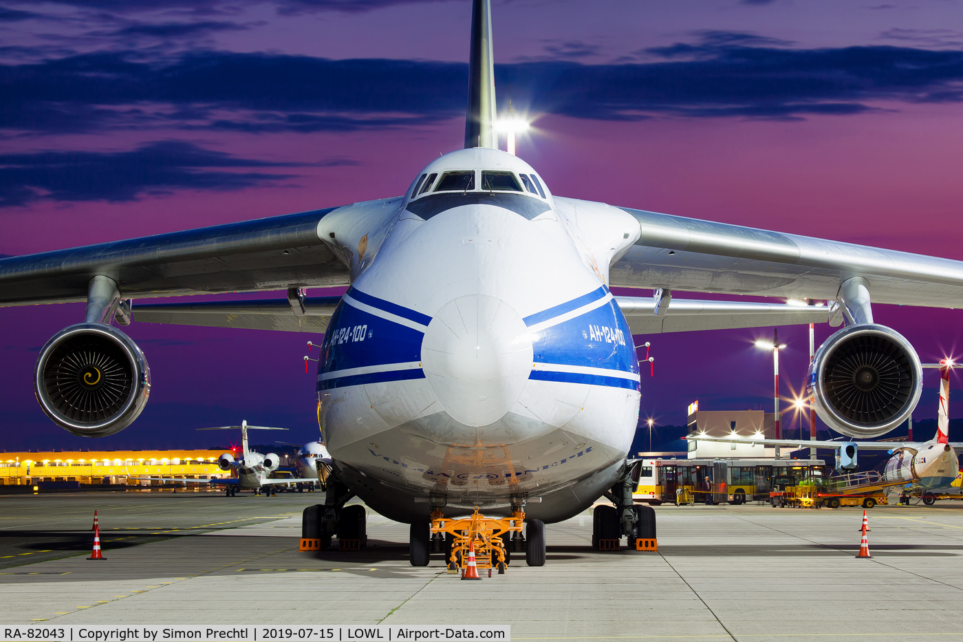 RA-82043, 1990 Antonov An-124-100 Ruslan C/N 9773054155101/0607, RA-82043 @ Linz Airport