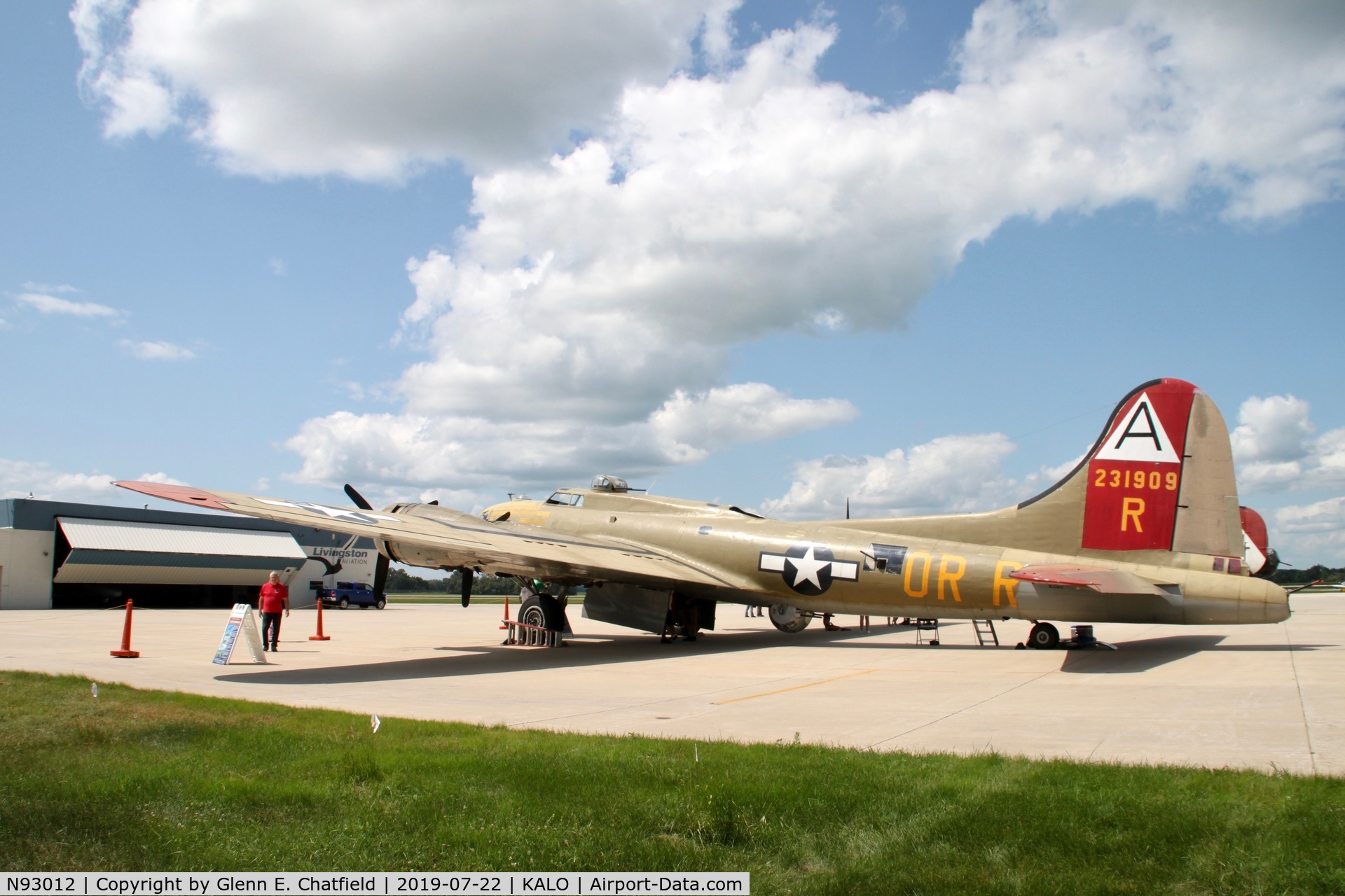 N93012, 1944 Boeing B-17G-30-BO Flying Fortress C/N 32264, In town for giving rides
