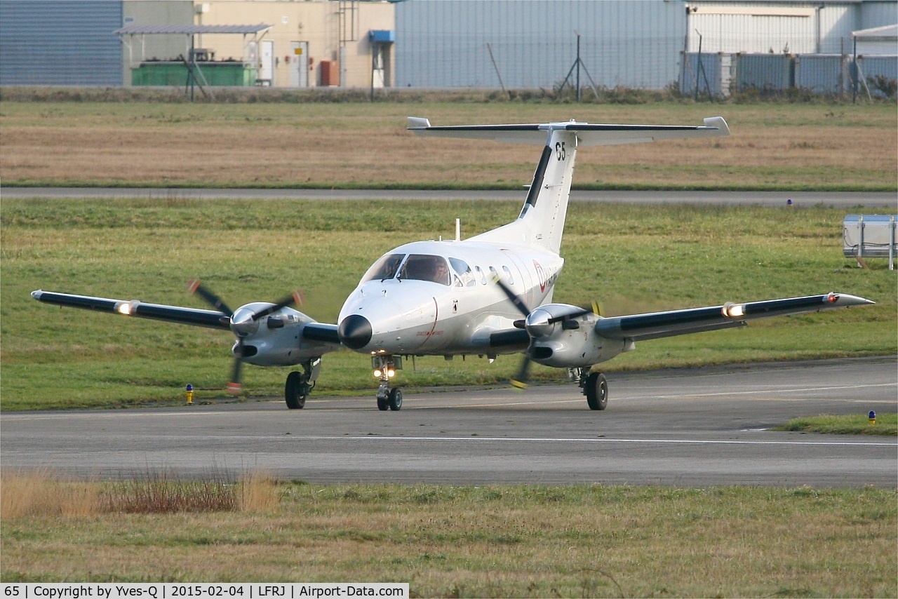 65, 1983 Embraer EMB-121AN Xingu C/N 121065, Embraer EMB-121AN Xingu, Lining up rwy 08, Landivisiau Naval Air Base (LFRJ)