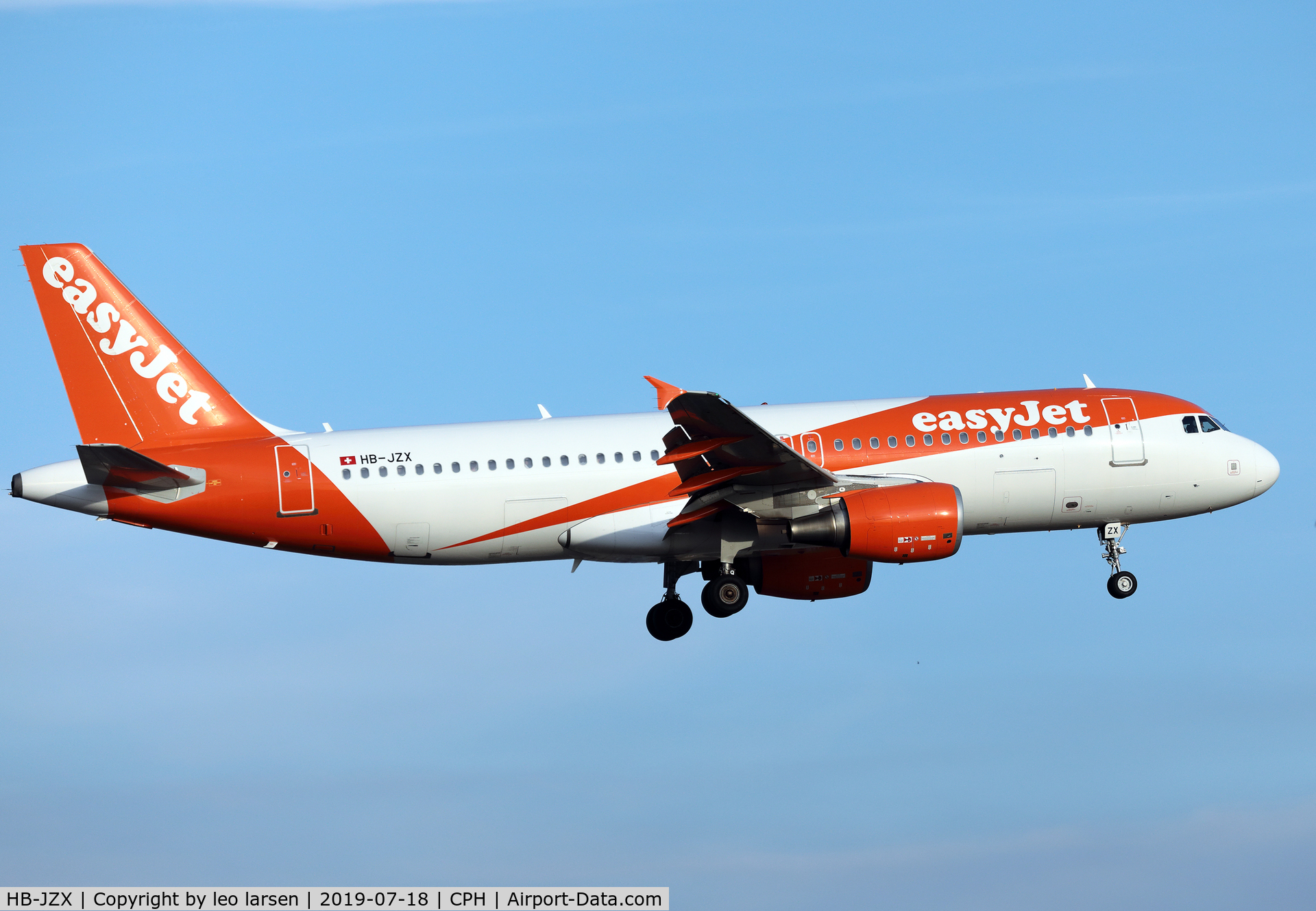 HB-JZX, 2009 Airbus A320-214 C/N 4157, Copenhagen 18.7.2019 on final to R-22L