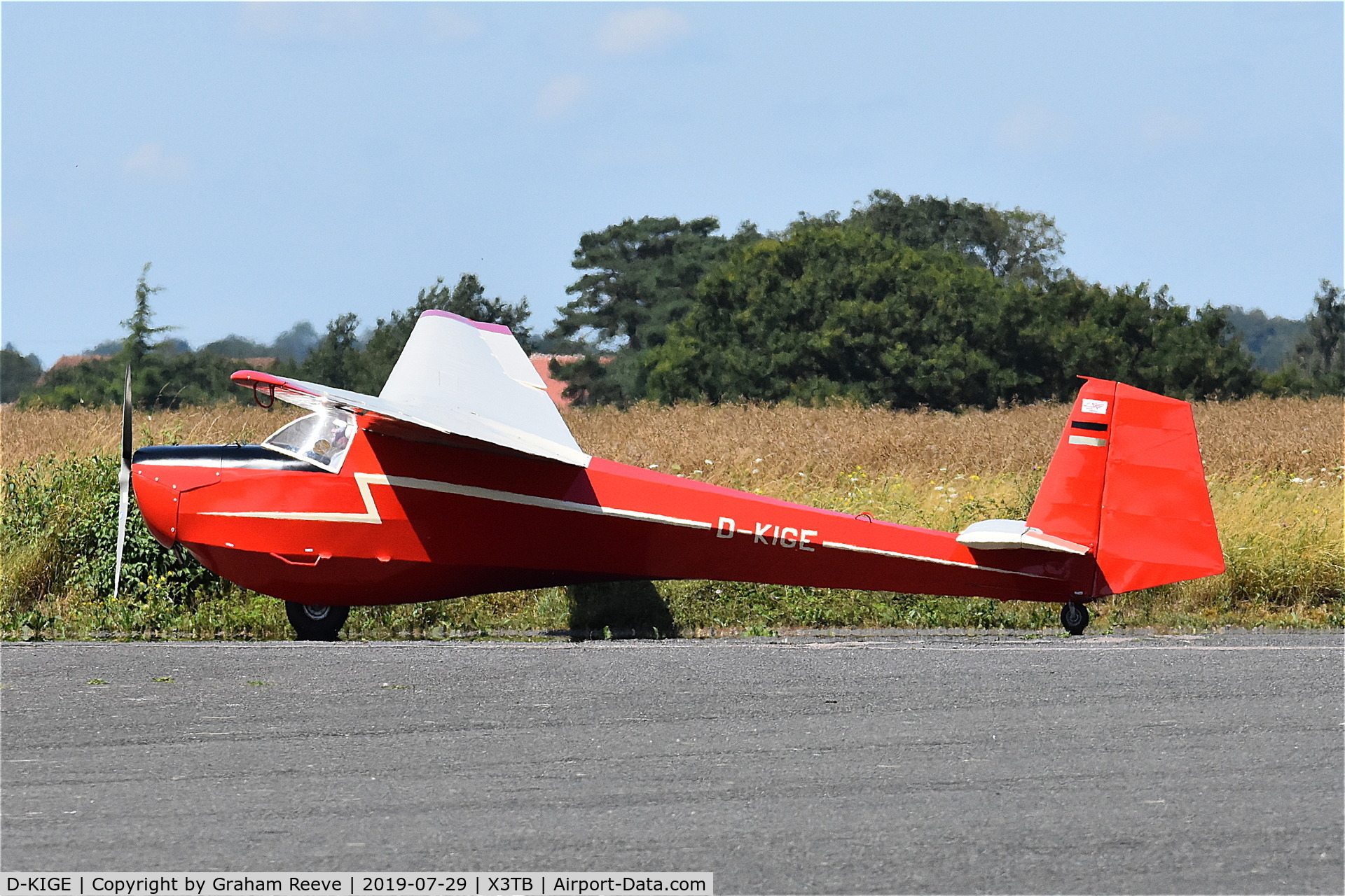 D-KIGE, Scheibe SF-25A Motor Falke C/N 4548, Departing from Tibenham.