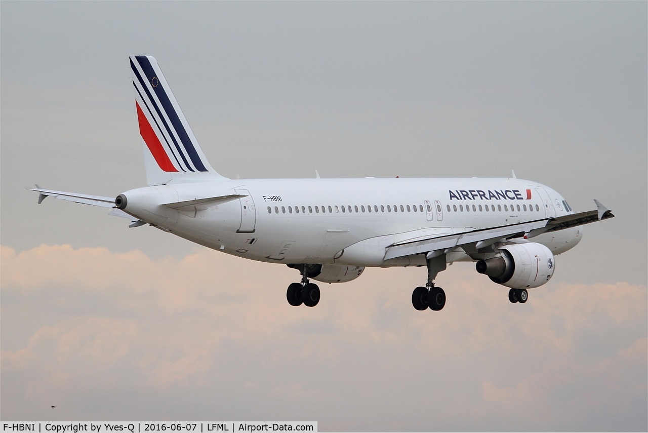 F-HBNI, 2011 Airbus A320-214 C/N 4820, Airbus A320-214, On final rwy 31R, Marseille-Provence Airport (LFML-MRS)