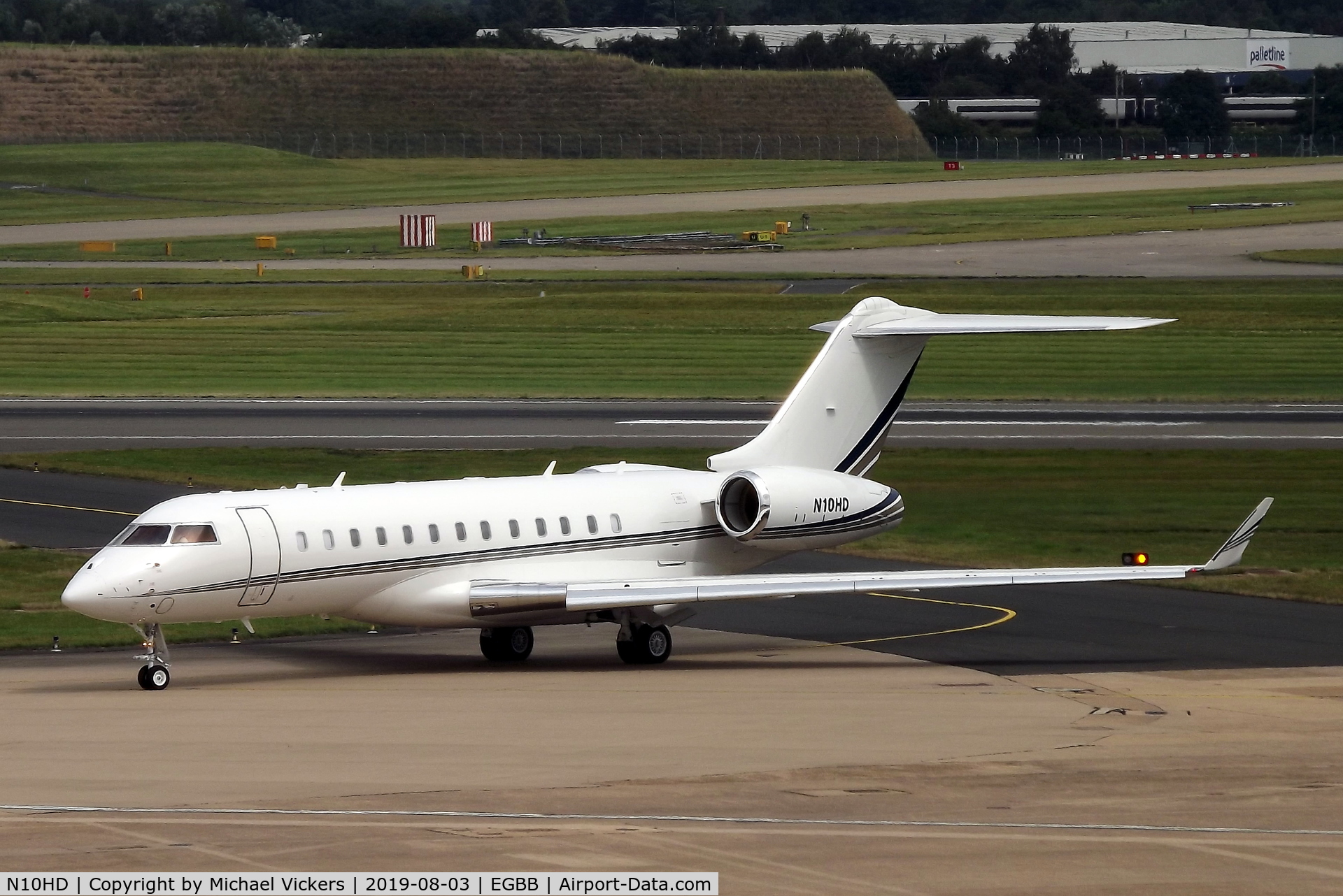 N10HD, 2015 Bombardier BD-700-1A10 Global 6000 C/N 9682, Just landed on runway 15 and taxying to stand