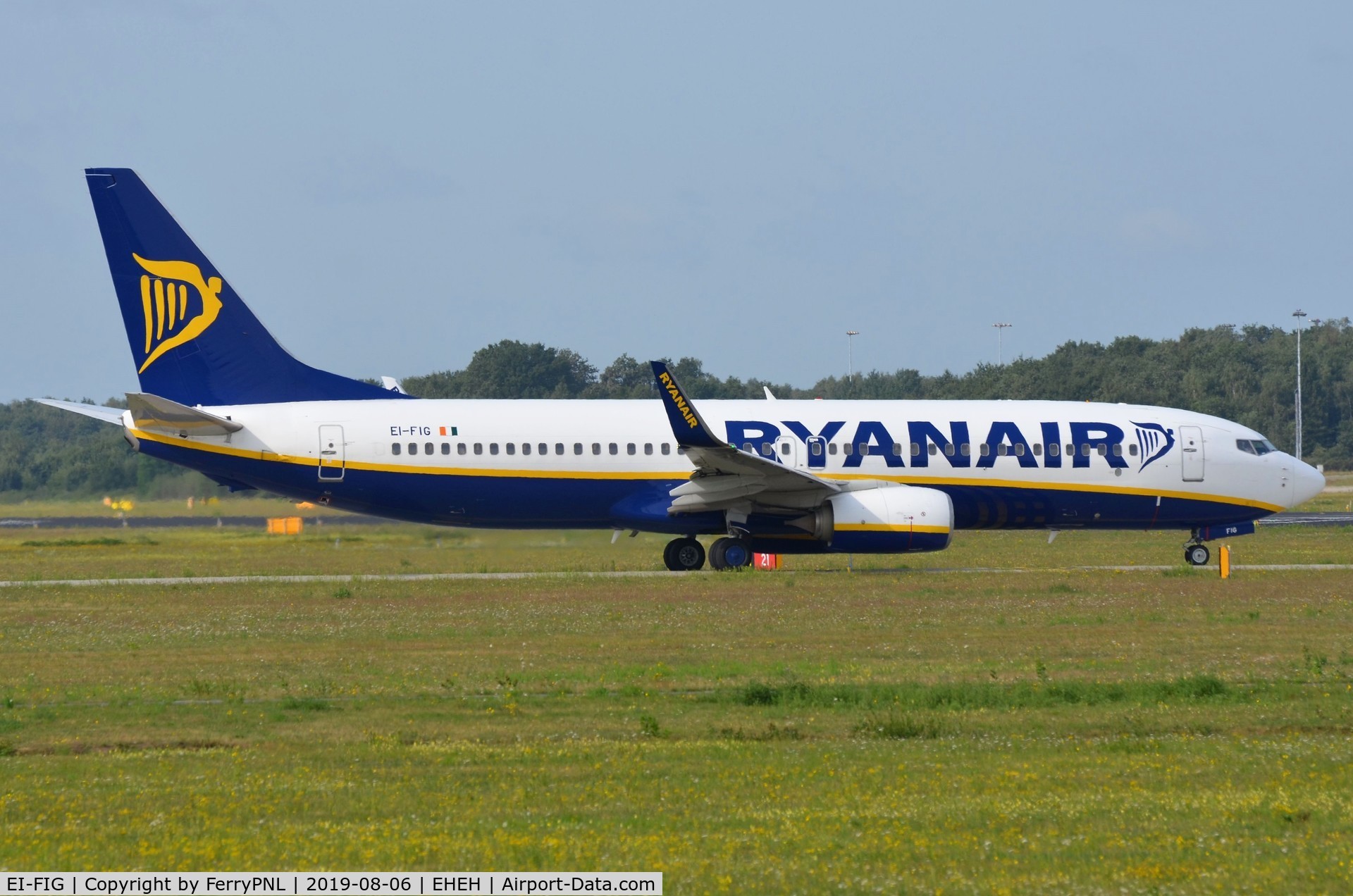 EI-FIG, 2015 Boeing 737-8AS C/N 44698, Ryanair B738 lining-up