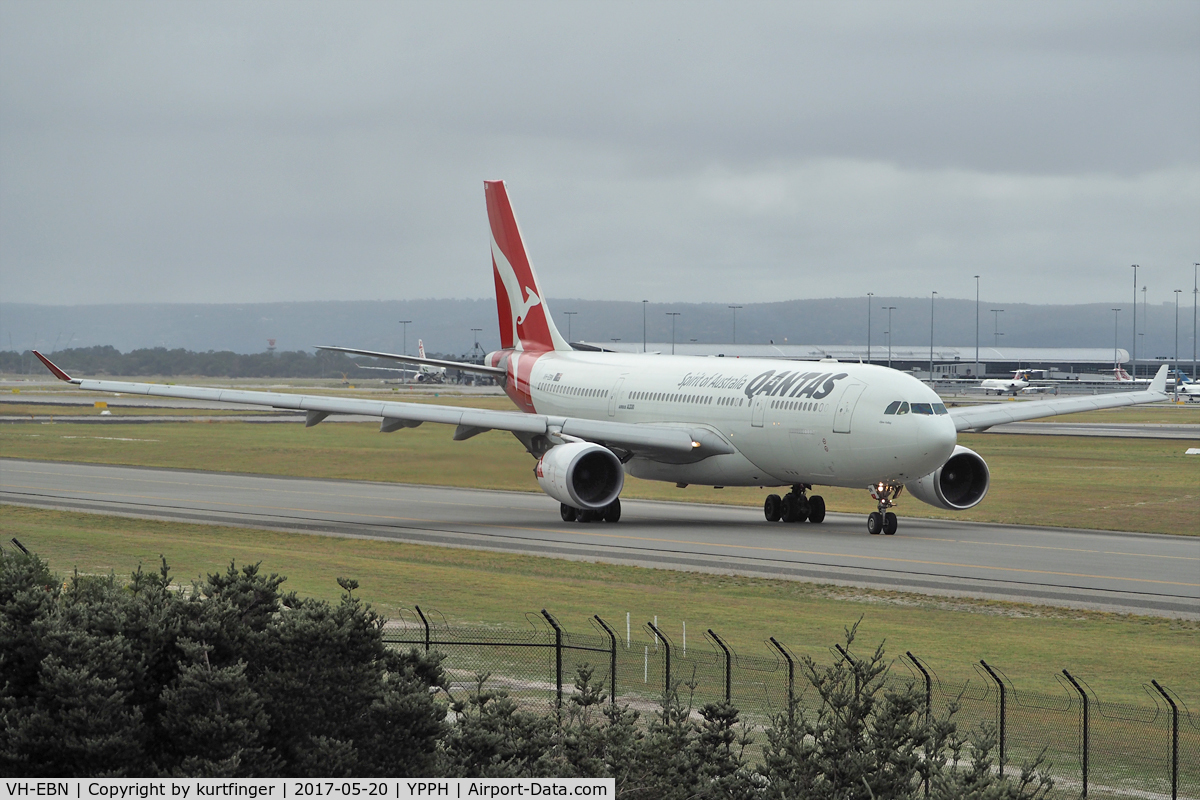 VH-EBN, 2010 Airbus A330-202 C/N 1094, Airbus A330. Qantas VH-EBN heading for runway 03 YPPH 200517.