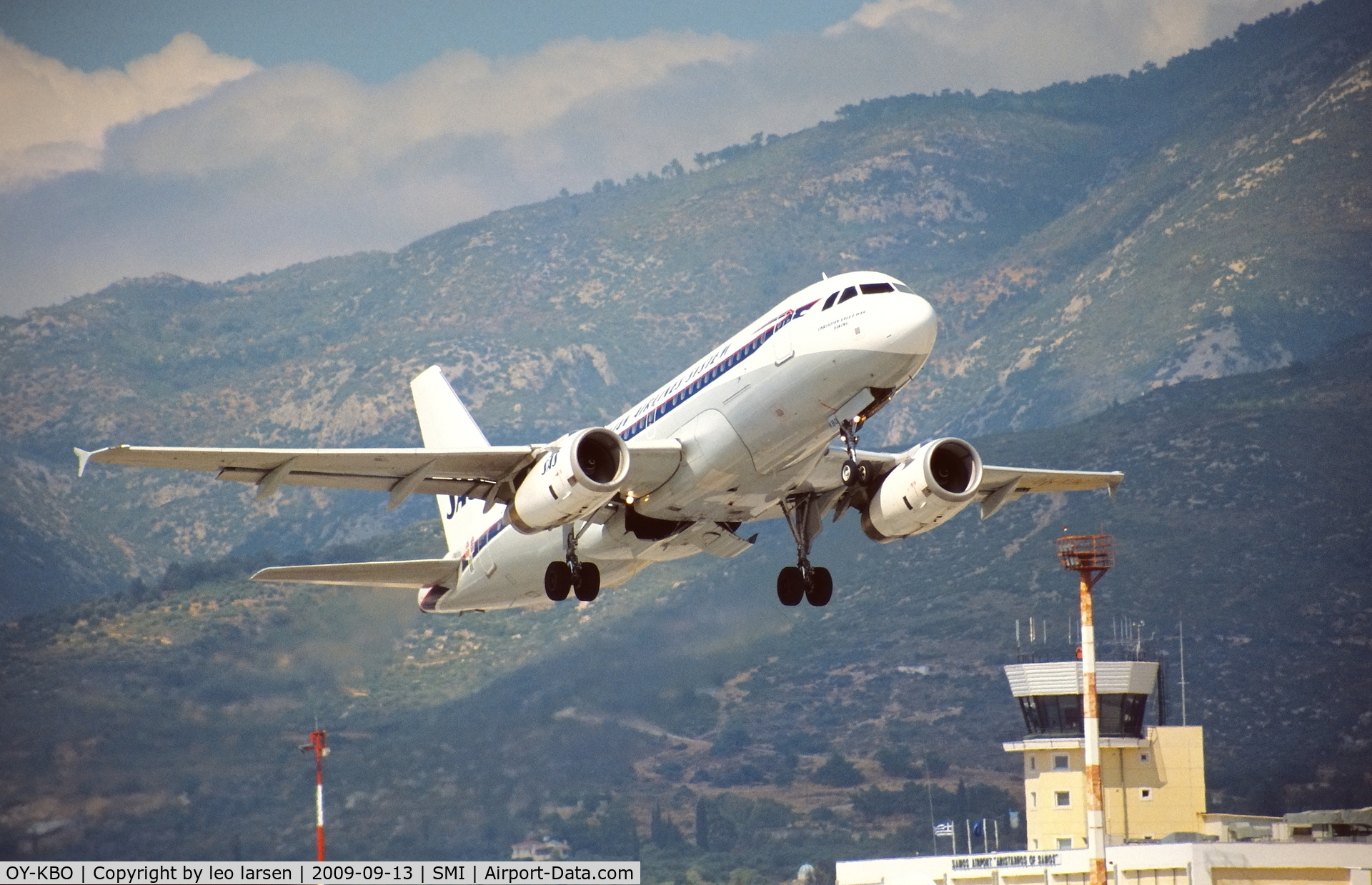 OY-KBO, 2006 Airbus A319-131 C/N 2850, Samos 13.9.2009 with SAS A319-132 OY-KBOon take off